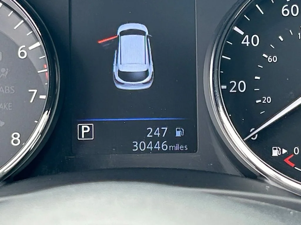 Used 2022 White Nissan SL image 18