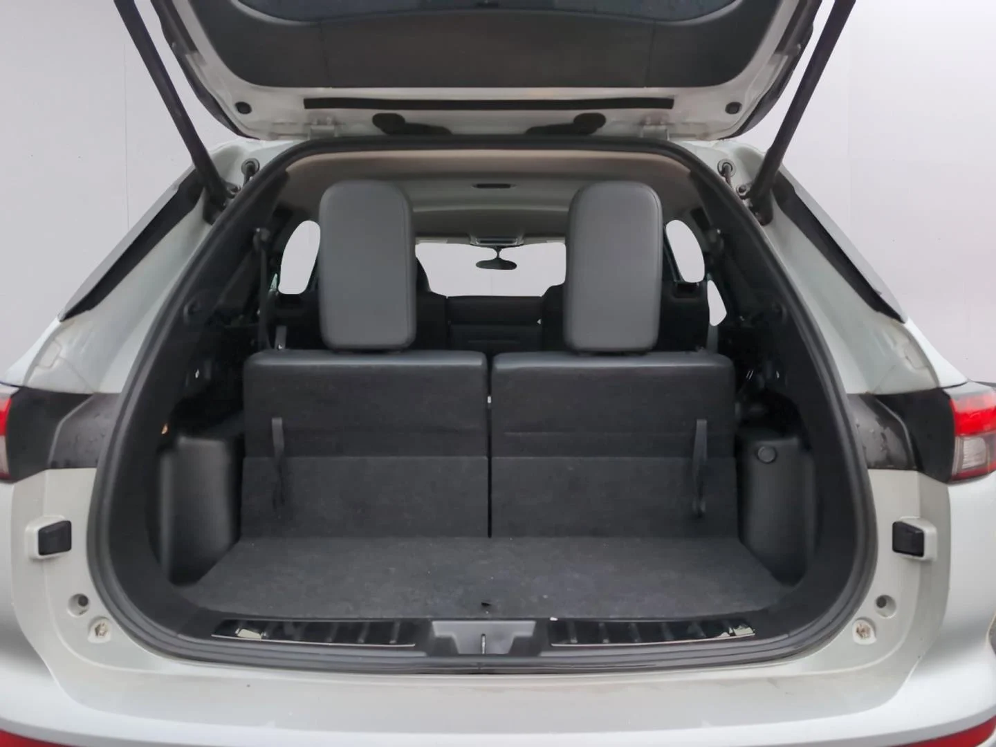Used 2022 White Diamond Mitsubishi Black Edition image 9