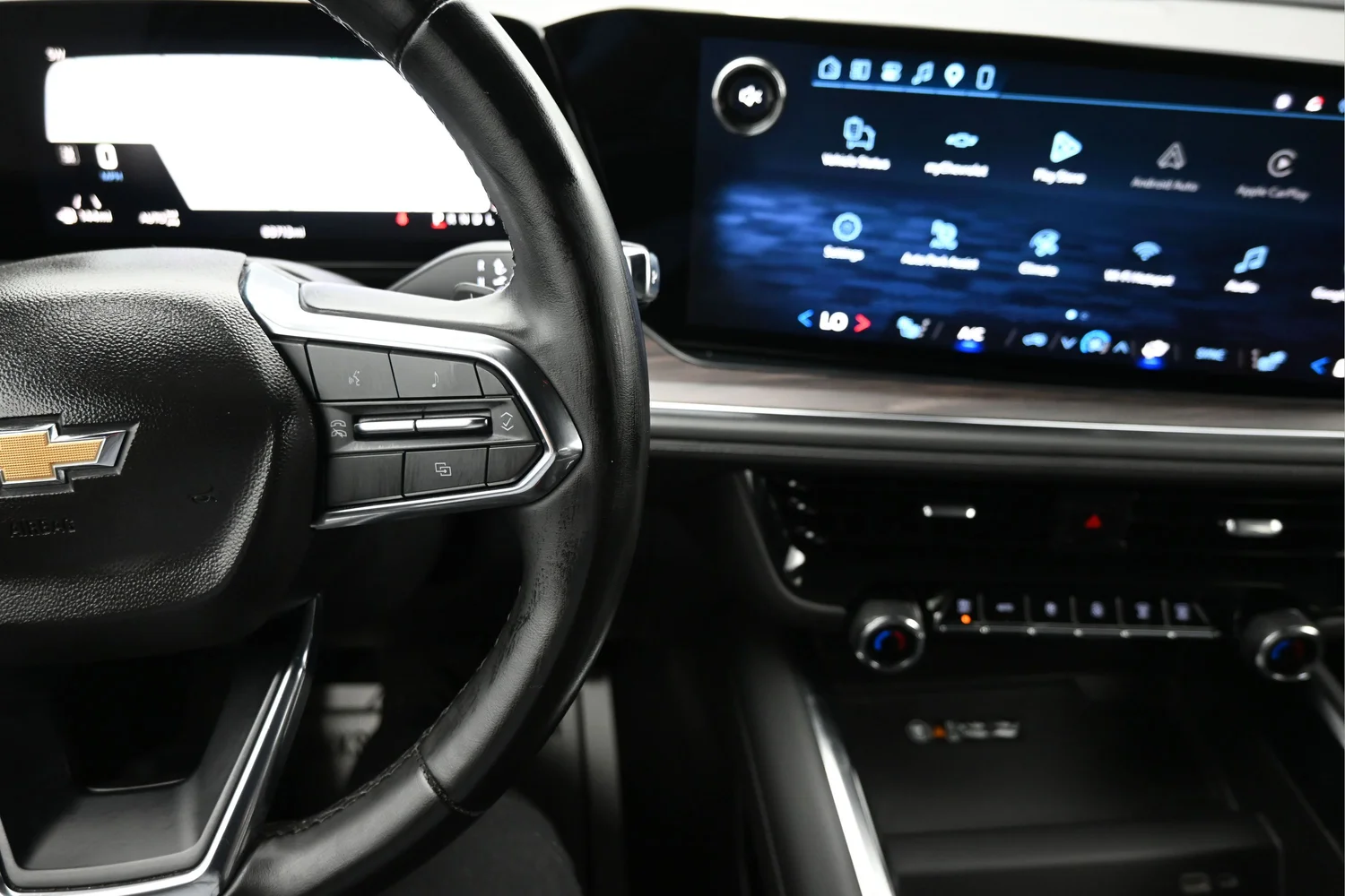 Used 2025 White Chevrolet LT image 17