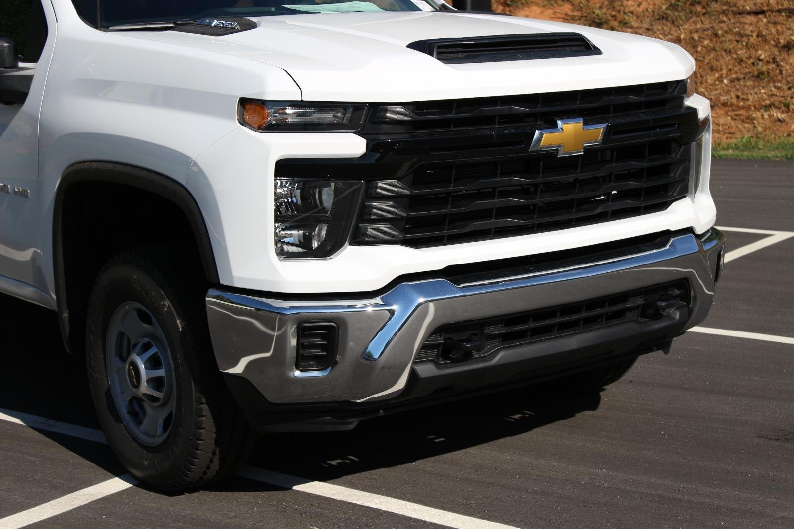 New 2026 Summit White Chevrolet WT image 9