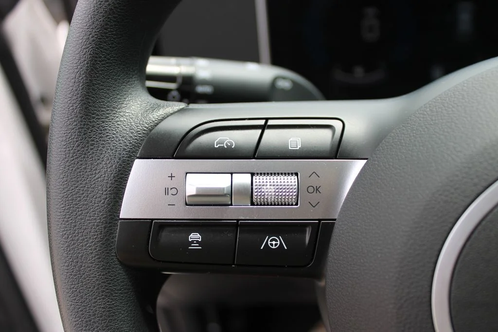 Used 2025 White Hyundai SE image 5
