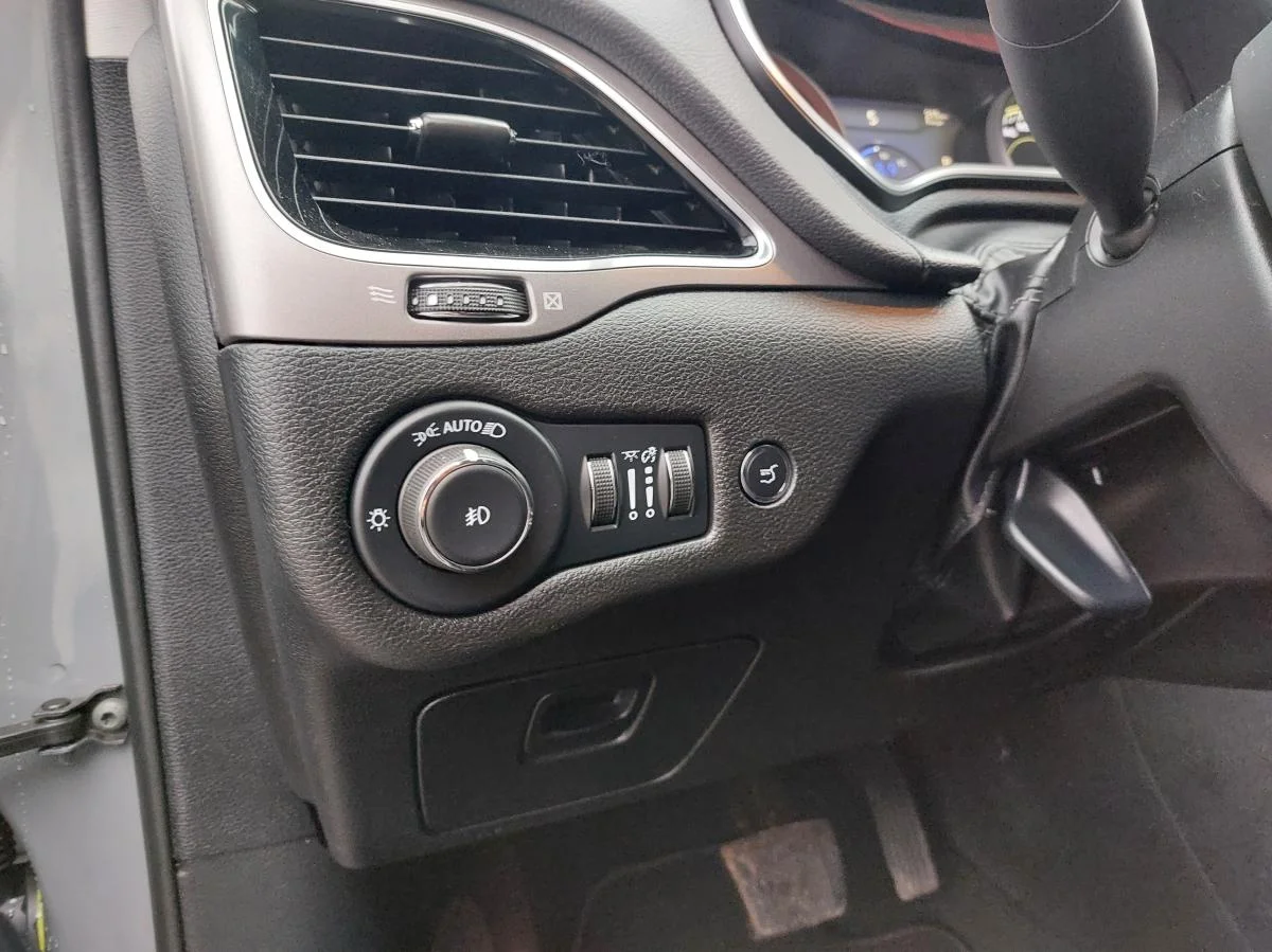 Used 2022 Grey Jeep Limited 4x4 image 14