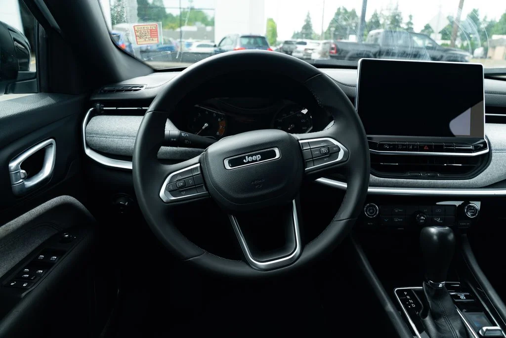 Used 2024 White Jeep Latitude image 12