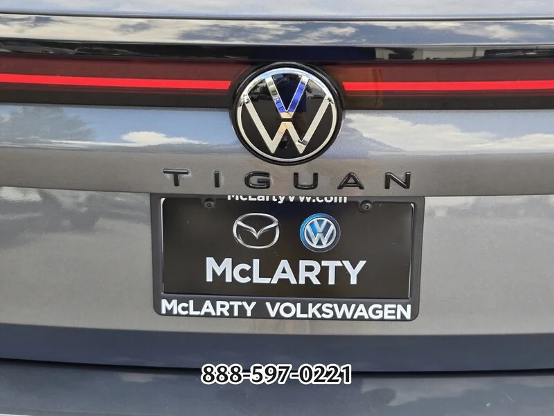 Used 2025 Platinum Gray Metallic Volkswagen 2.0T SE R-LINE BLACK image 17