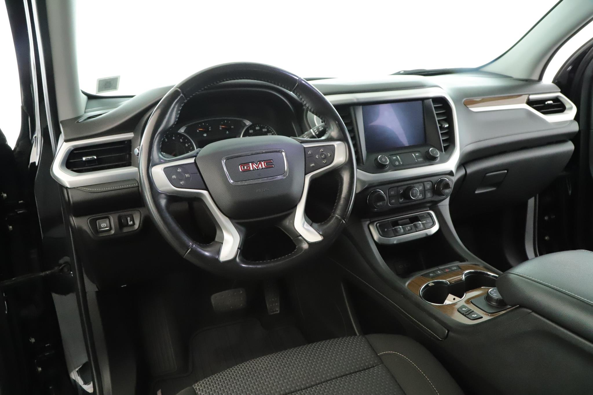Used 2020 GMC Acadia SLE with VIN 1GKKNRLS8LZ238193 for sale in Amityville, NY