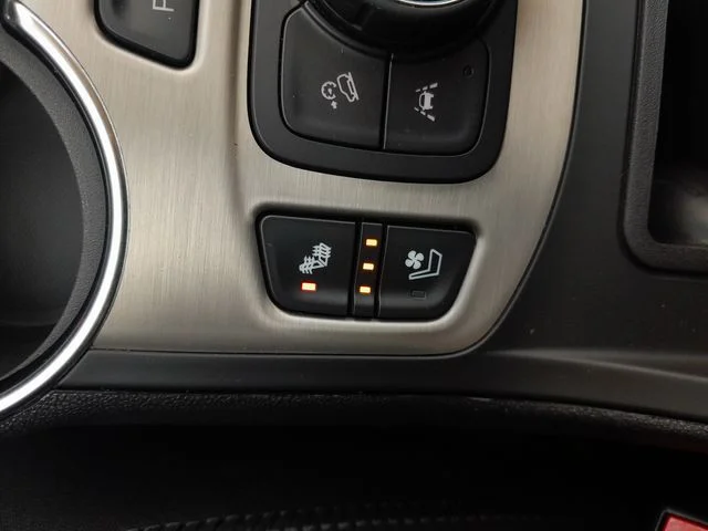 Used 2023 White GMC Denali image 25