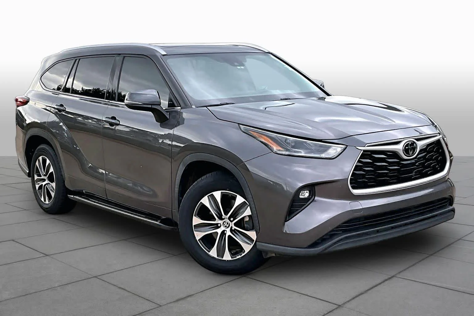 Used 2021 Magnetic Gray Metallic Toyota XLE image 3