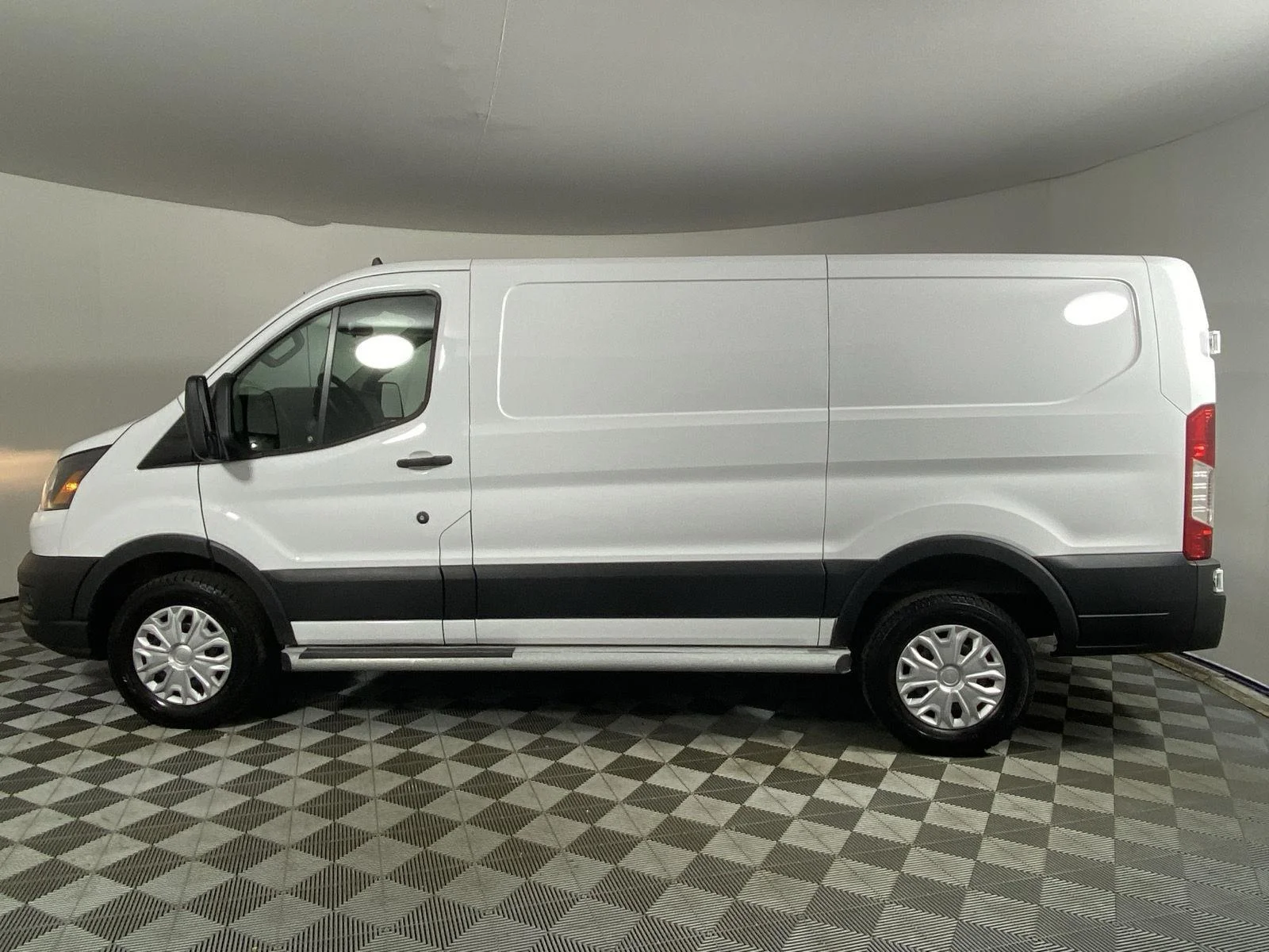 Used 2025 Oxford White Ford Base image 9