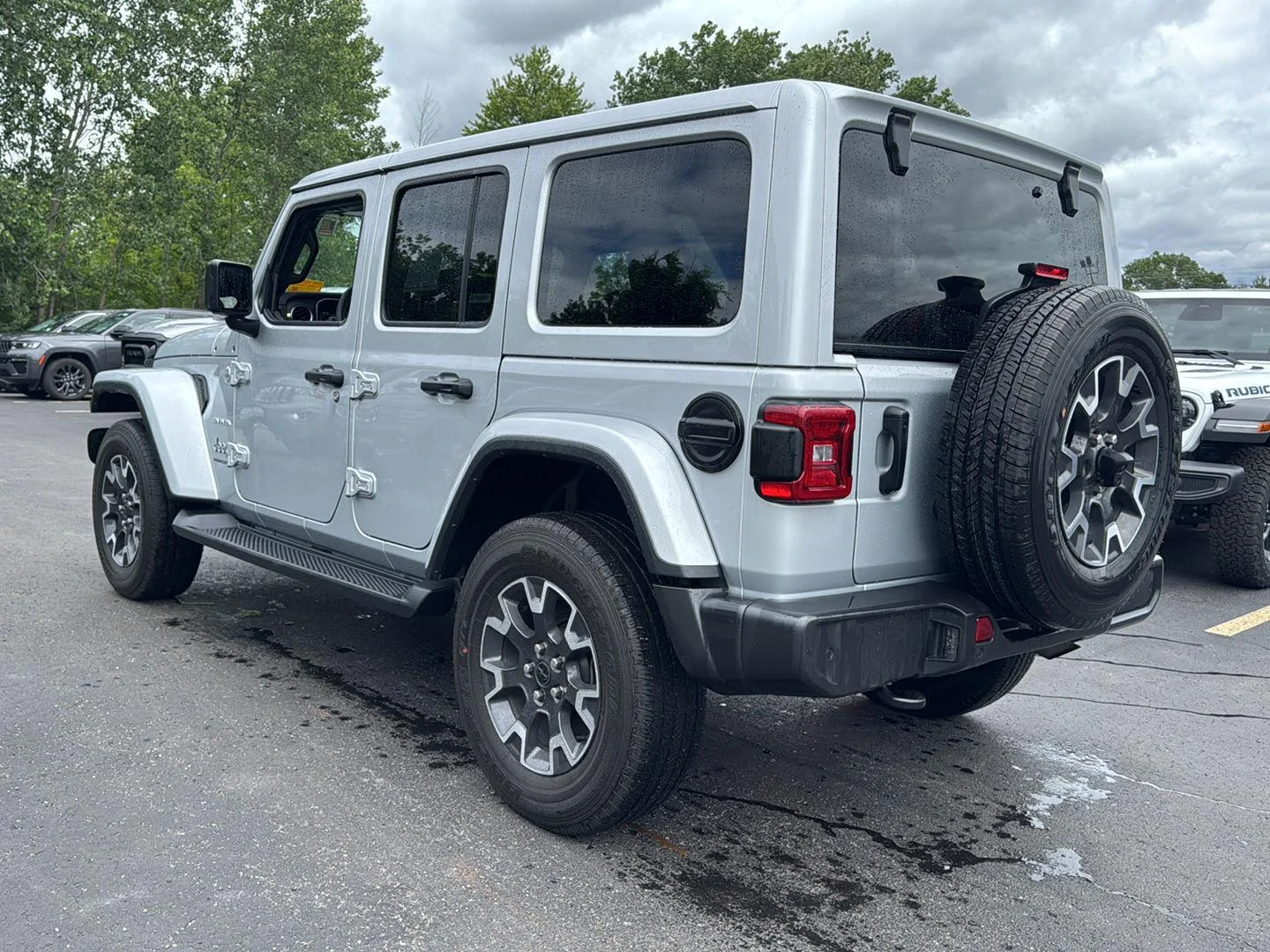 Used 2024 Silver Zynith Clearcoat Jeep Sahara image 10