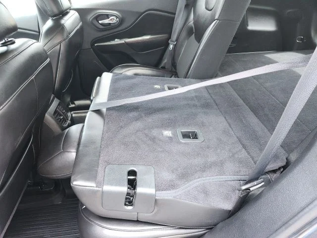 Used 2019 Crystal Metallic Jeep Trailhawk image 44