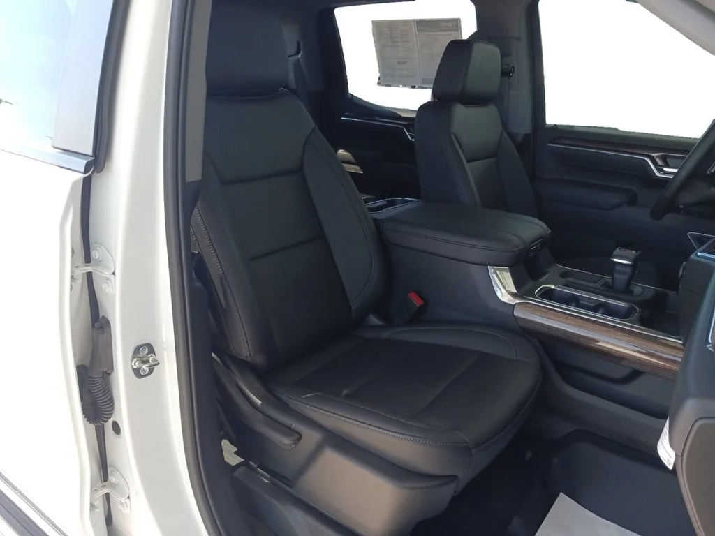 Used 2025 Summit White Chevrolet RST image 19