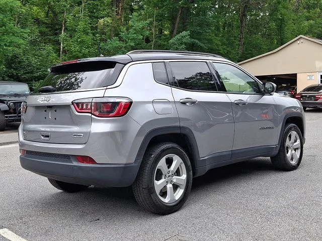 Used 2018 Silver Jeep Latitude image 7