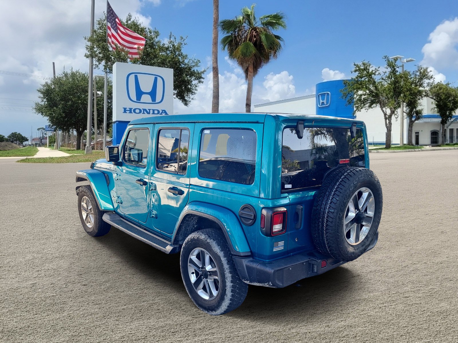 Used 2020 Bikini Pearlcoat Jeep Sahara image 5