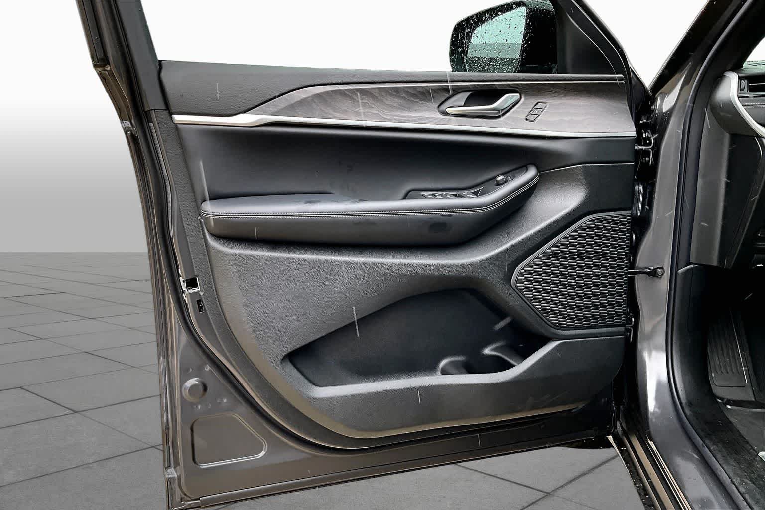 New 2026 Baltic Gray Metallic Clear-Coat Exterior Paint Jeep Limited image 11