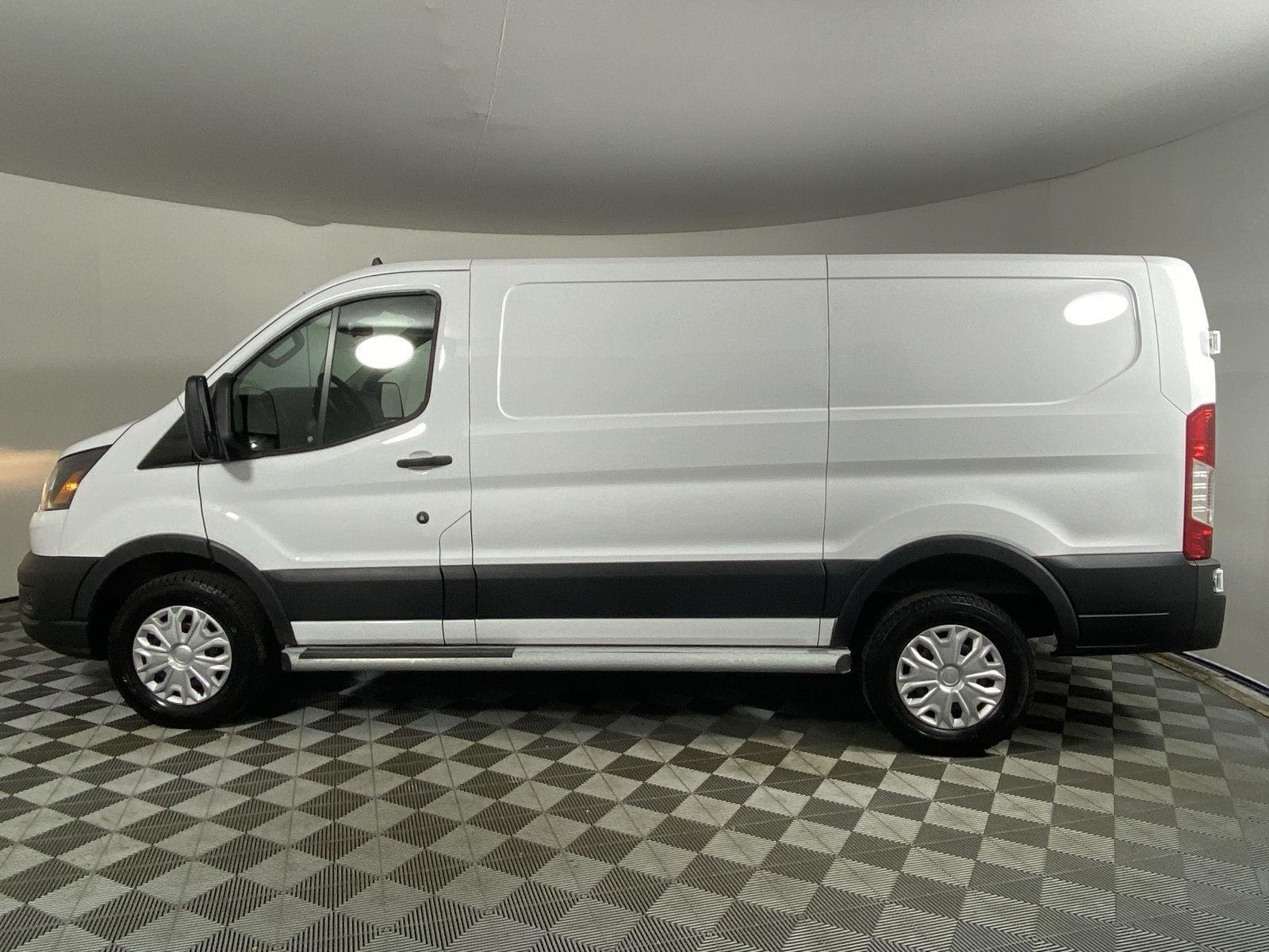Used 2025 Oxford White Ford Base image 9
