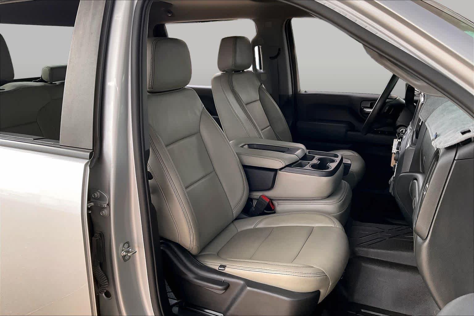 Used 2022 Silver Ice Metallic Chevrolet Custom image 9