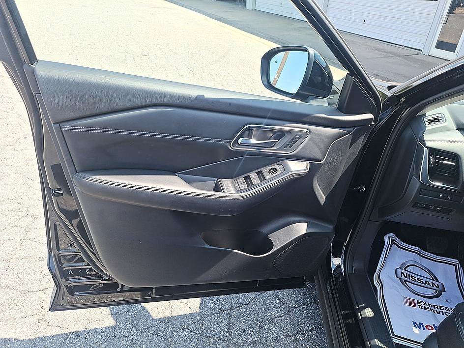 Used 2026 Super Black Nissan Platinum image 9