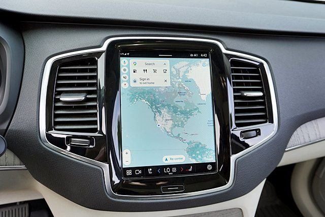 Used 2025 Black Volvo B6 Plus 6-Seater image 26