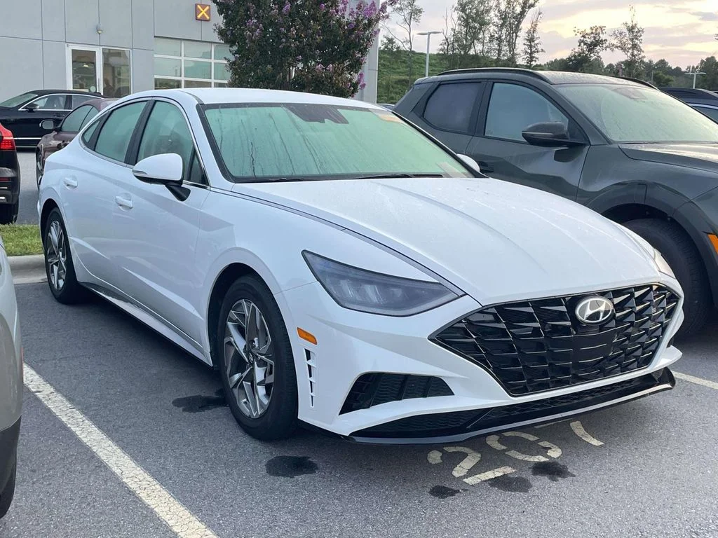 Used 2021 Quartz White Hyundai SEL image 1