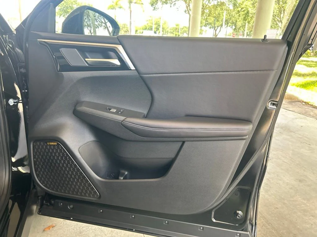 New 2026 Black Mitsubishi SE image 25