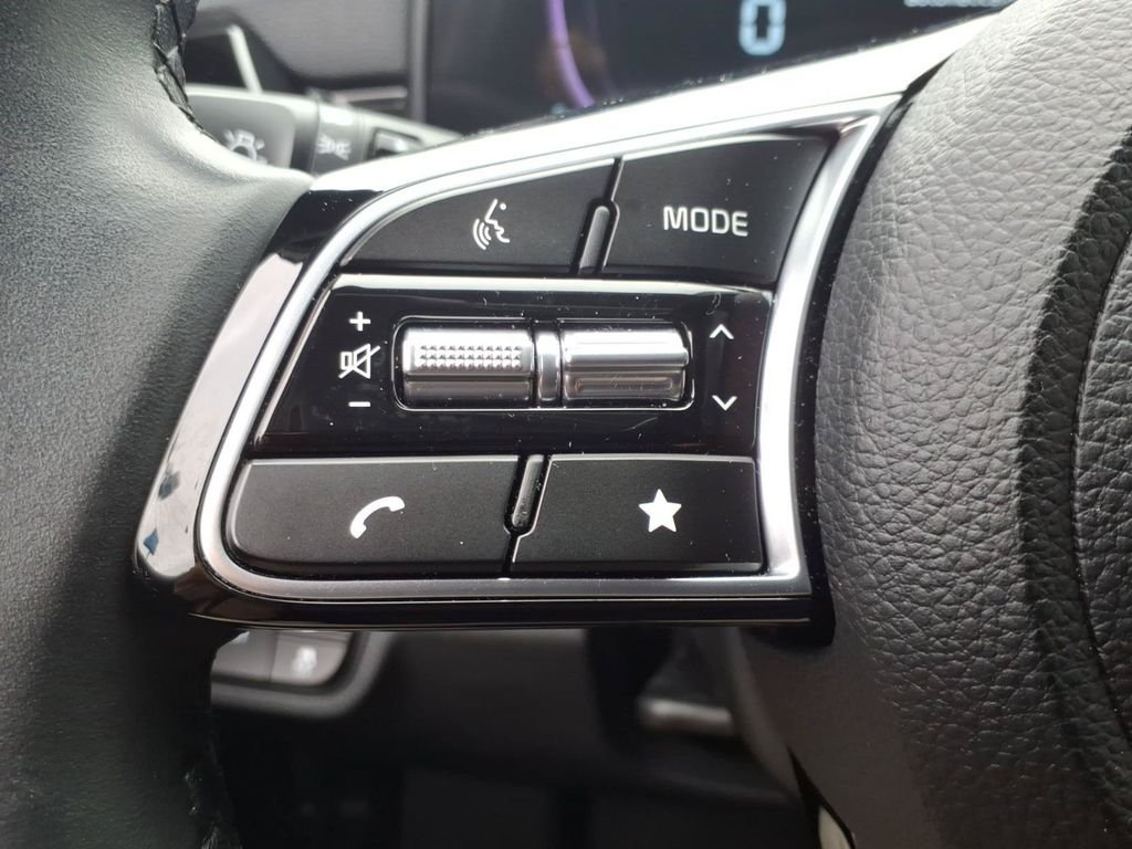 Used 2025 White Kia S image 27