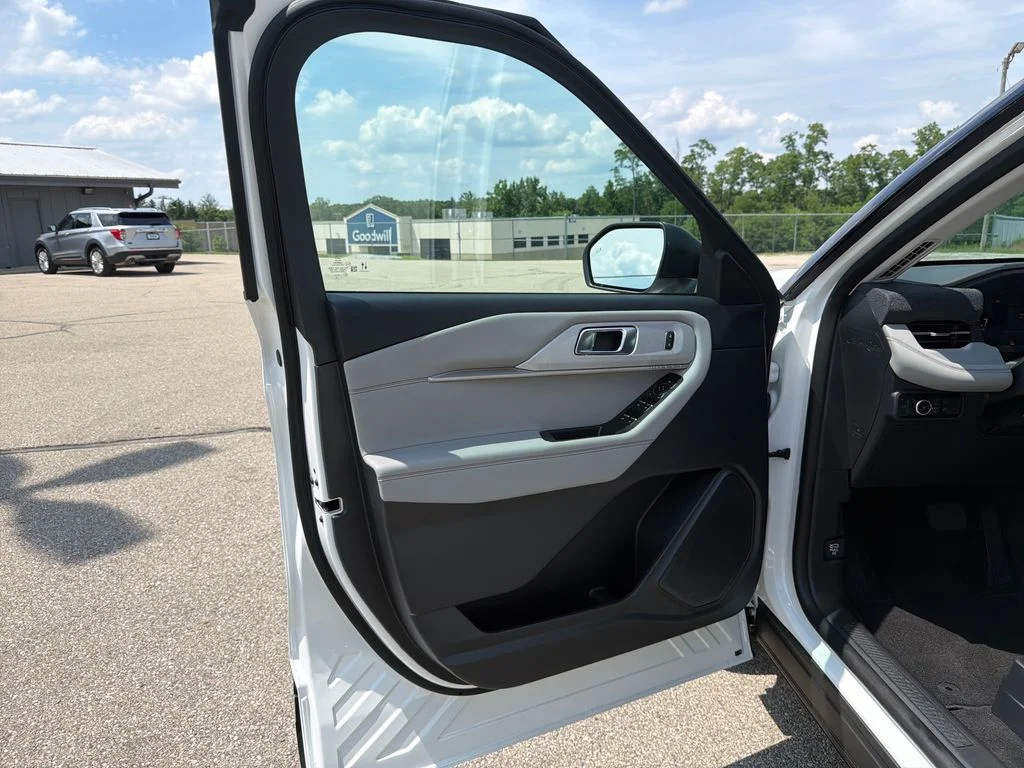 New 2026 Star White Metallic Tri-Coat Ford Active image 13