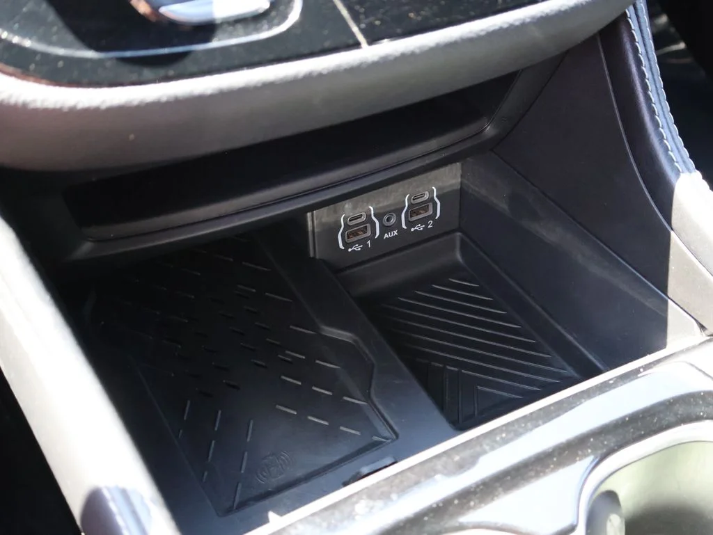 Used 2025 White Chrysler Limited image 39