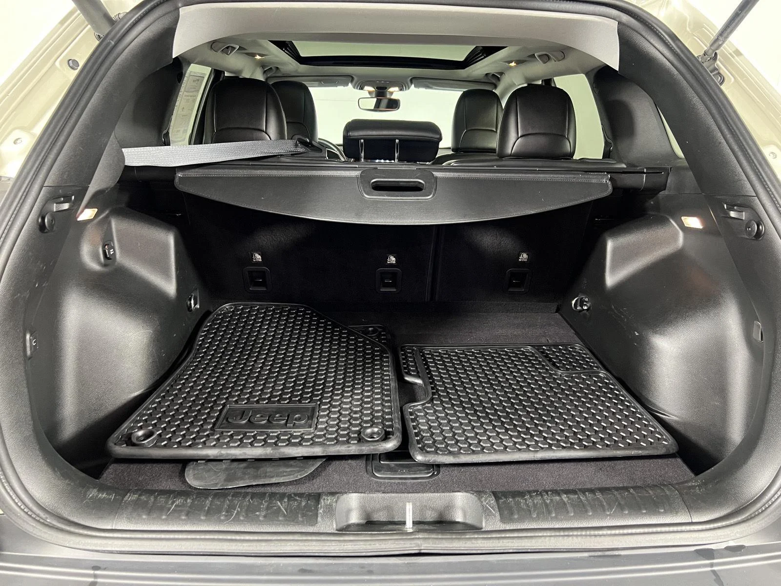 Used 2019 Pearl White Jeep Trailhawk Elite image 10