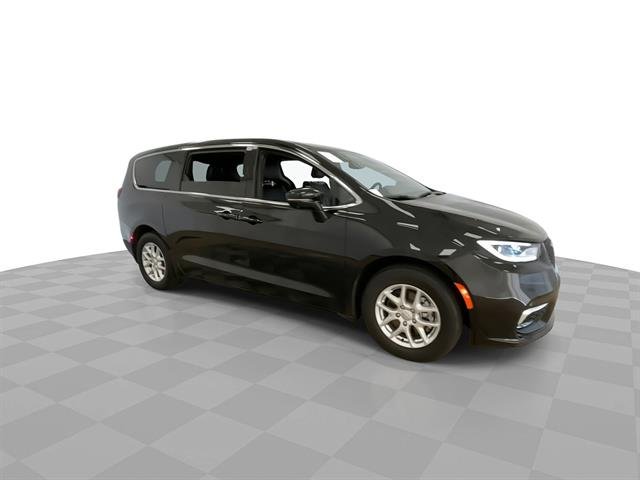 2026 Chrysler Pacifica Select, photo 2 of 12