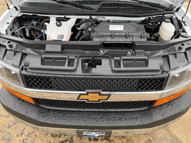 New 2025 Summit White Chevrolet WT image 33