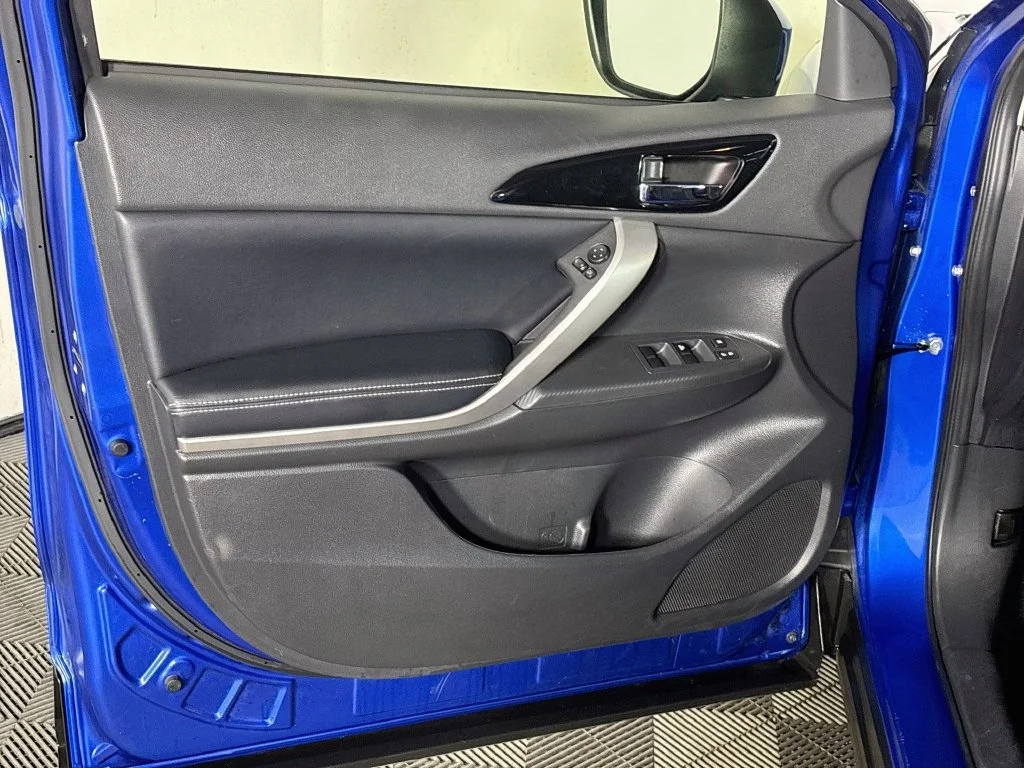 Used 2025 Silver Mitsubishi SE image 10