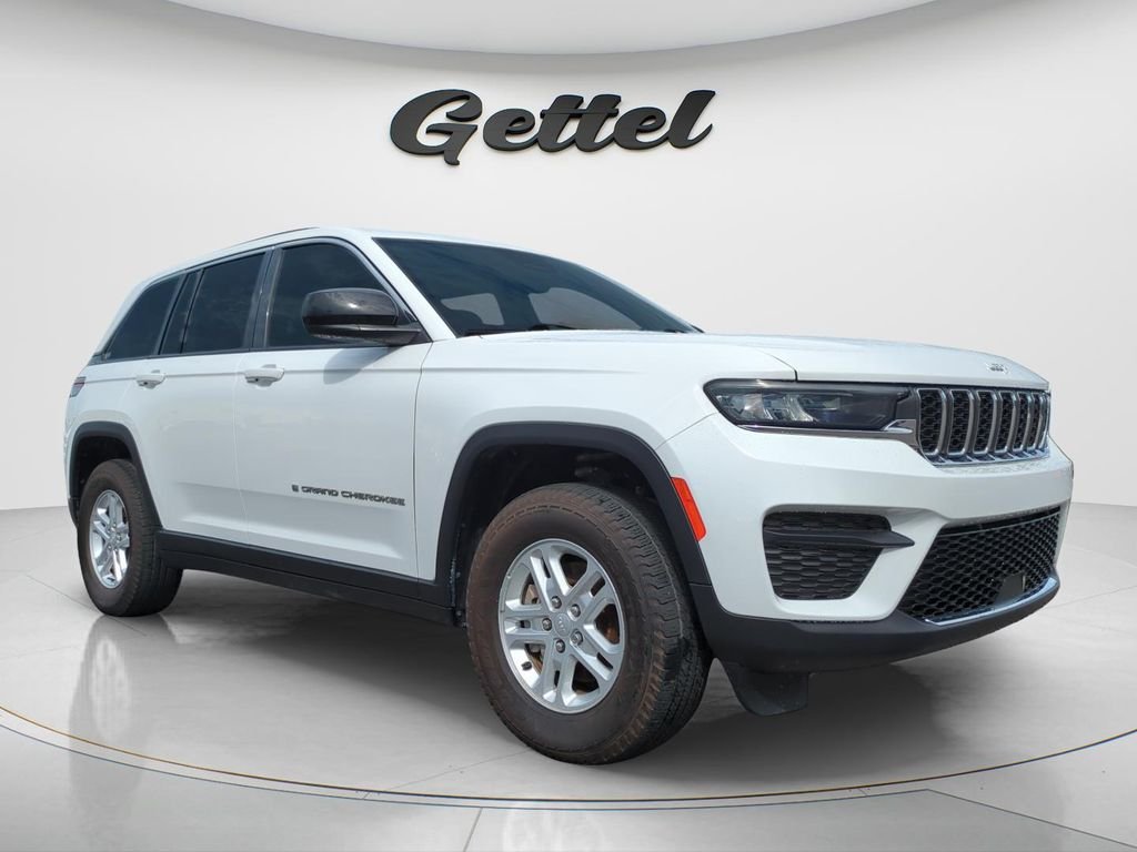 Used 2025 White Jeep Laredo image 3