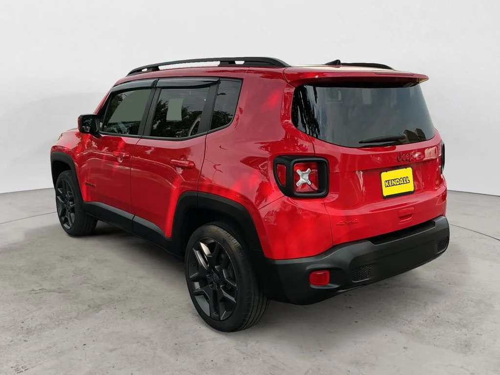 Used 2022 Red Jeep Latitude image 7