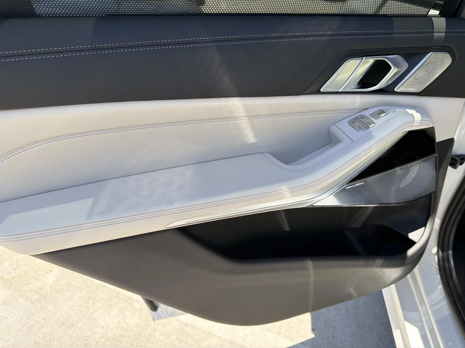 New 2026 Mineral White Metallic BMW ALPINA XB7 image 9