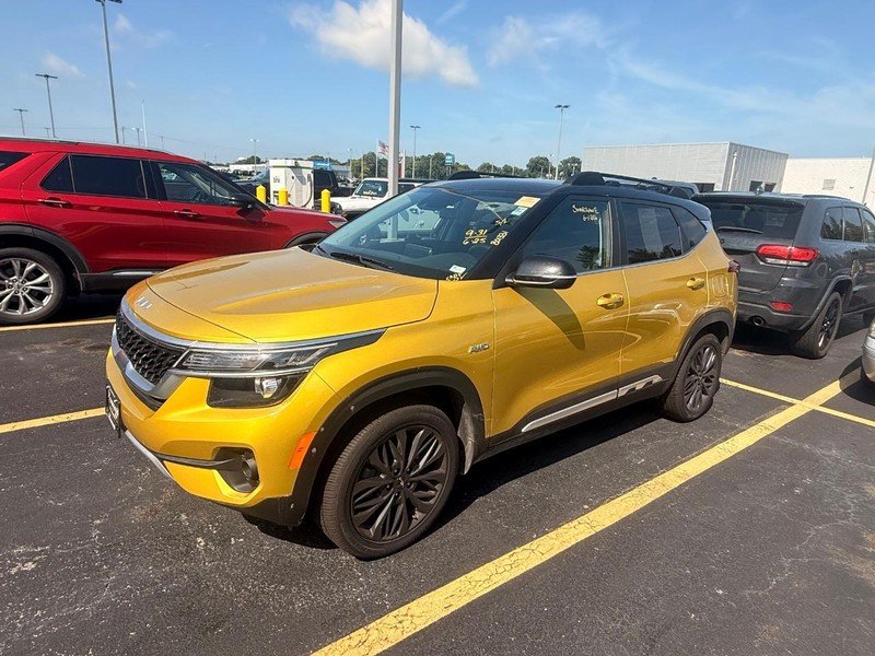 Used 2023 Starbright Yellow/Black Roof Kia Nightfall DCT AWD image 2