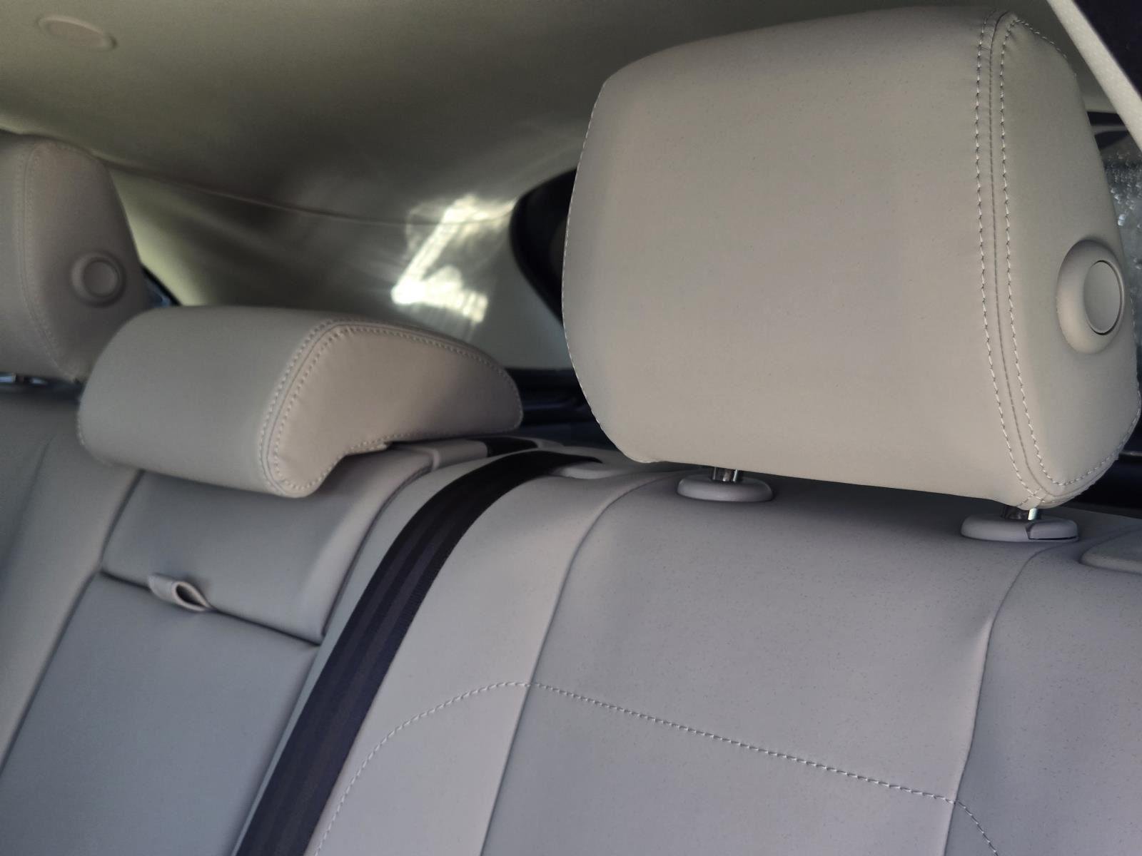 Used 2025 Fuji White Land Rover Dynamic SE image 34