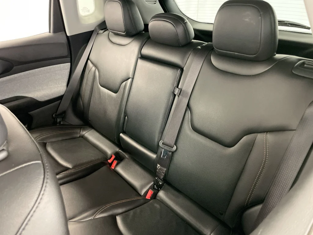 Used 2022 Granite Crystal Metallic Clear Coat Jeep Latitude Lux image 23