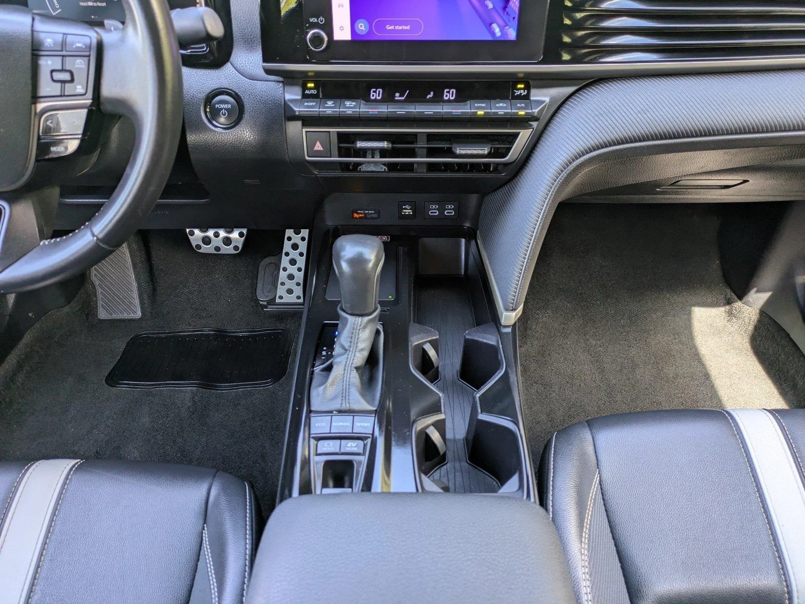 Used 2025  Toyota SE image 18