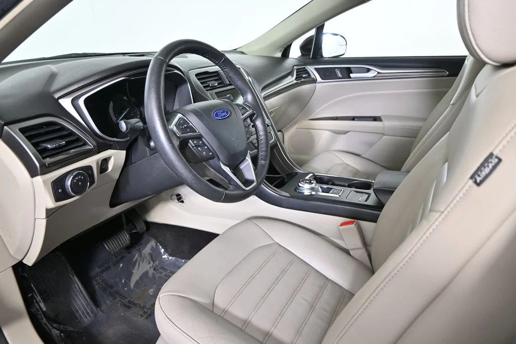 Used 2017 Red Ford SE image 23