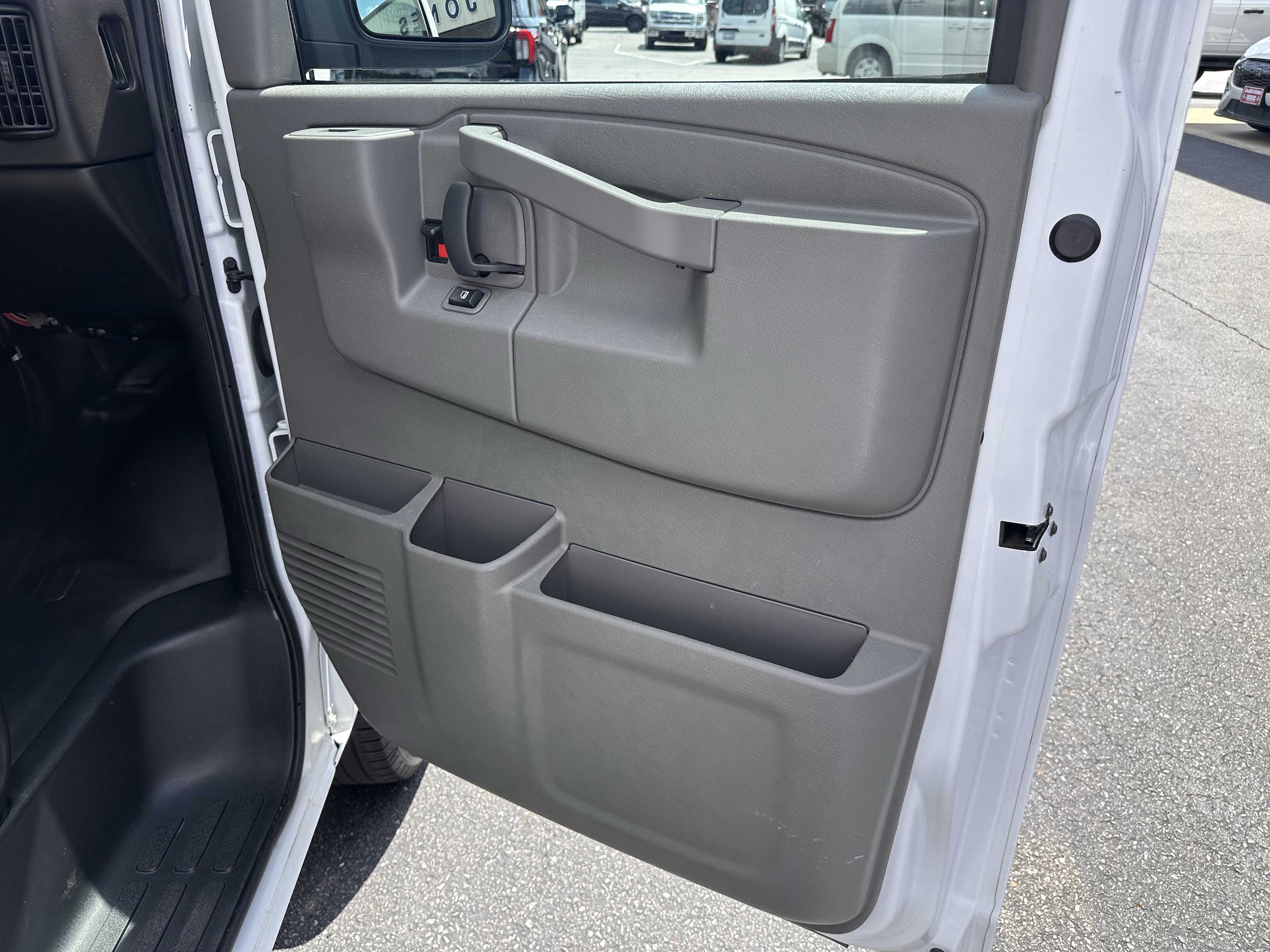 Certified Used 2022 Summit White Chevrolet 12ft Box Van image 9