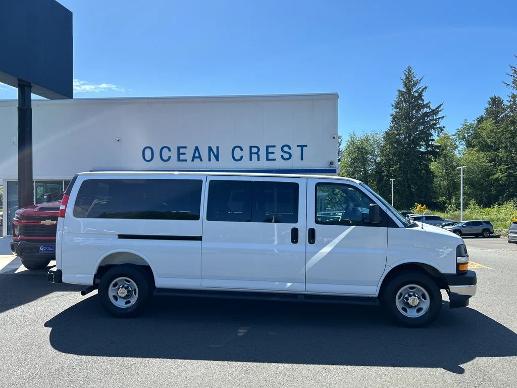 2025 Chevrolet Express 3500 LT Extended's photo