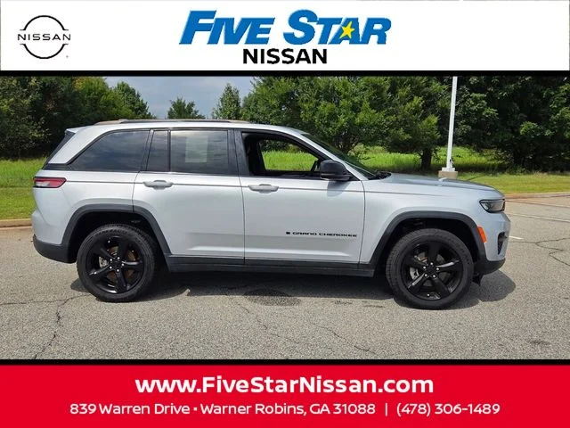 Used 2022 Silver Jeep Altitude image 15