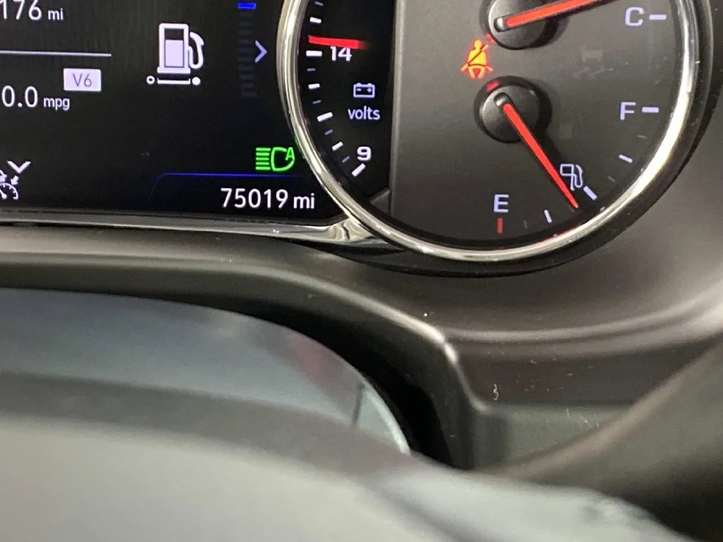 Used 2021 Hunter Green GMC Denali image 23