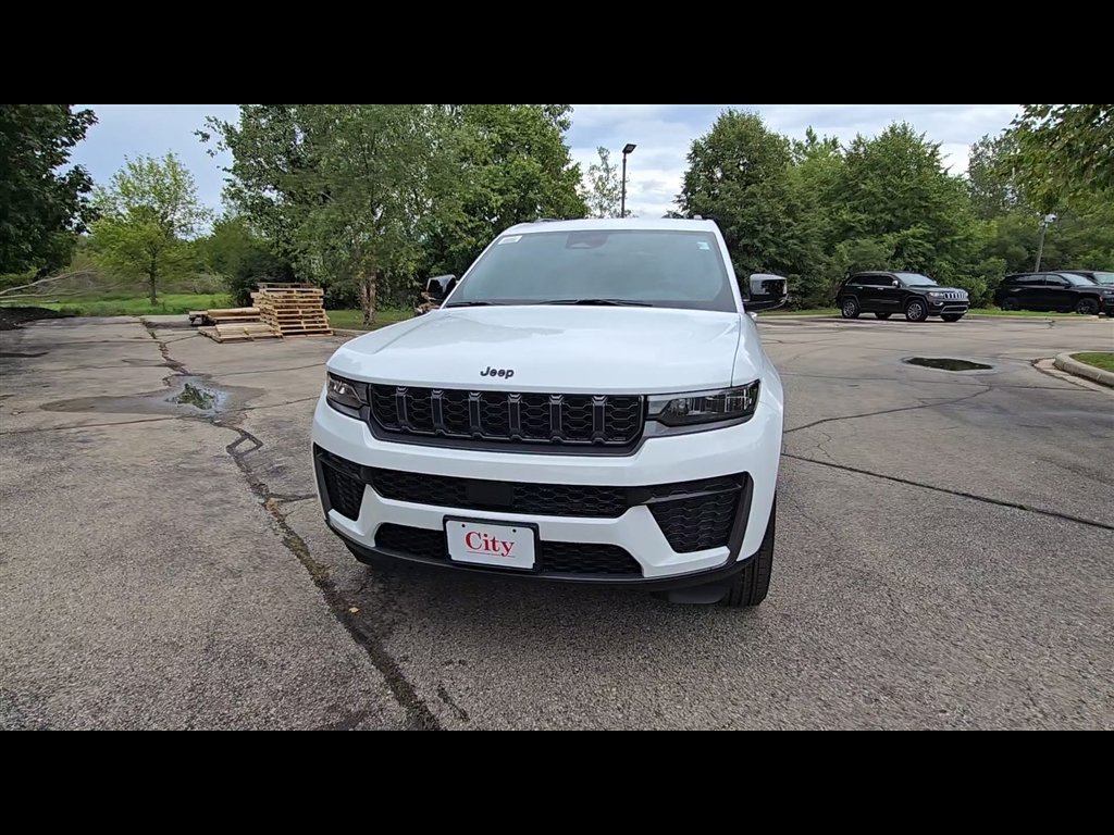 New 2027 Bright White Clear-Coat Paint Jeep Laredo Altitude image 4