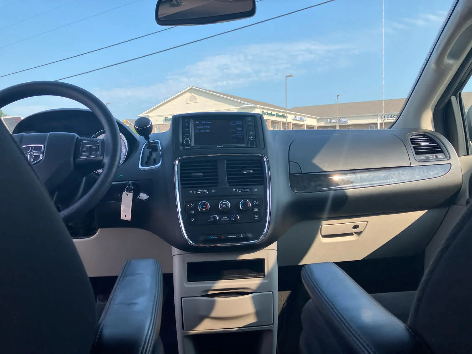 Used 2019 Granite Pearlcoat Dodge SE image 25