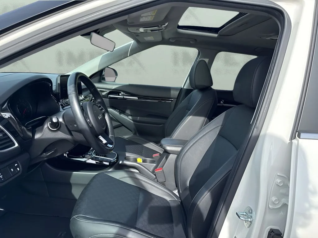 Used 2023 White Kia EX image 9