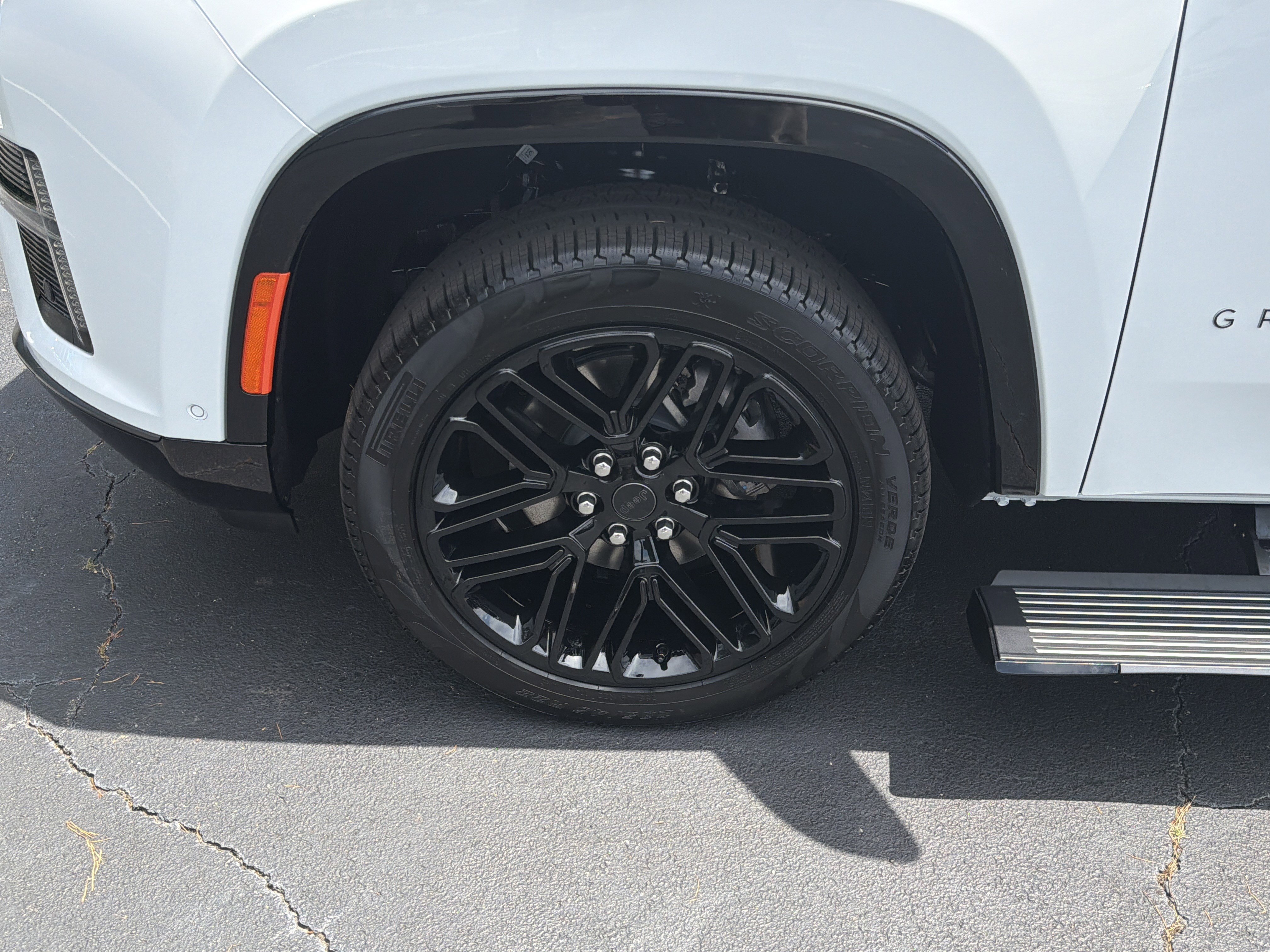 New 2026 Bright White Clear-Coat Exterior Paint Jeep Limited Reserve image 16