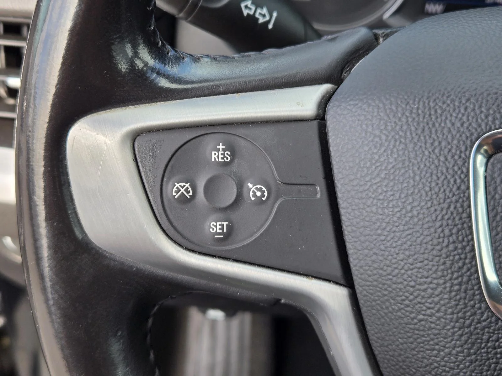 Used 2019 Ebony Twilight Metallic GMC FWD 4dr SLE image 18