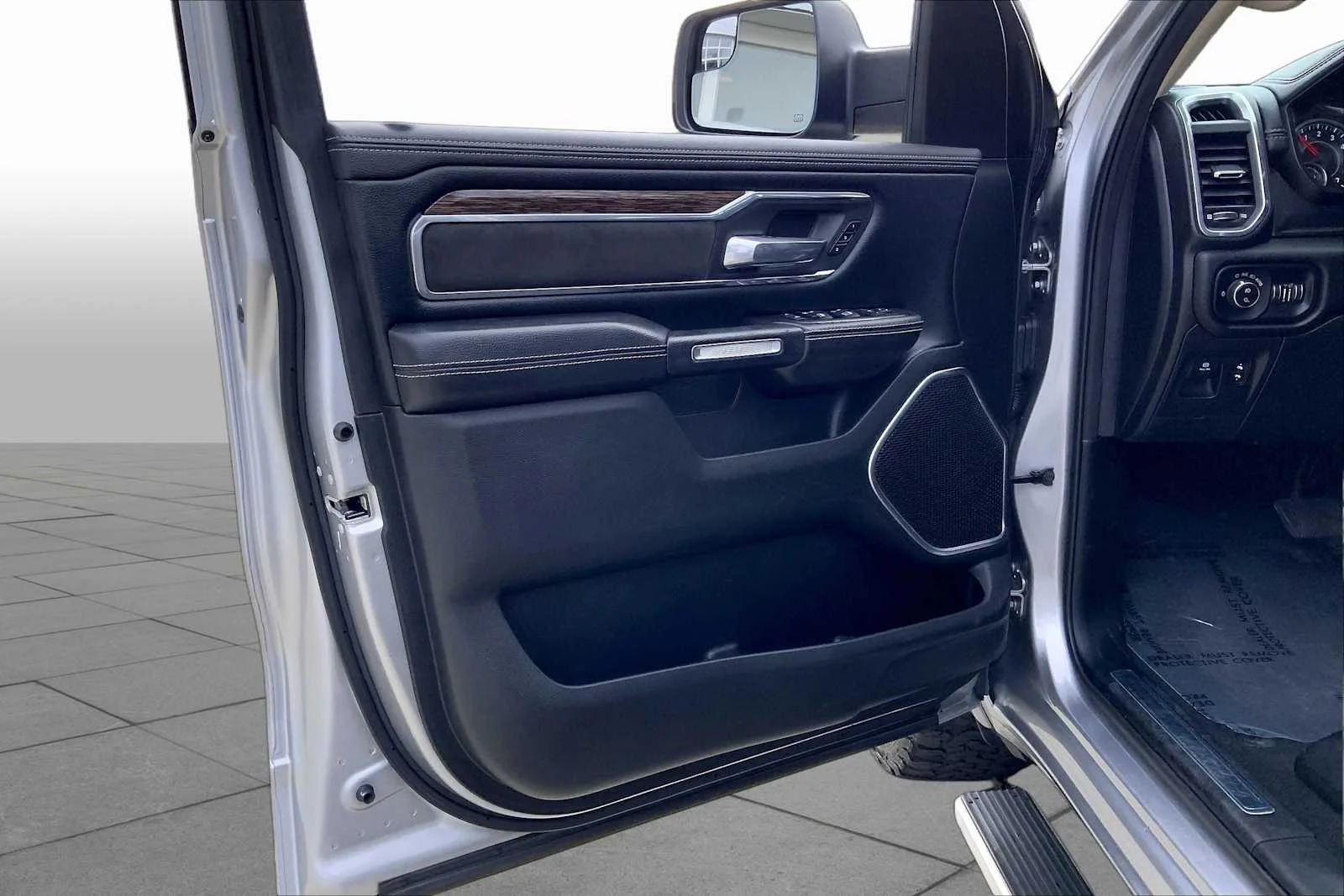 Used 2019 Billet Silver Metallic Clearcoat Ram Laramie image 20