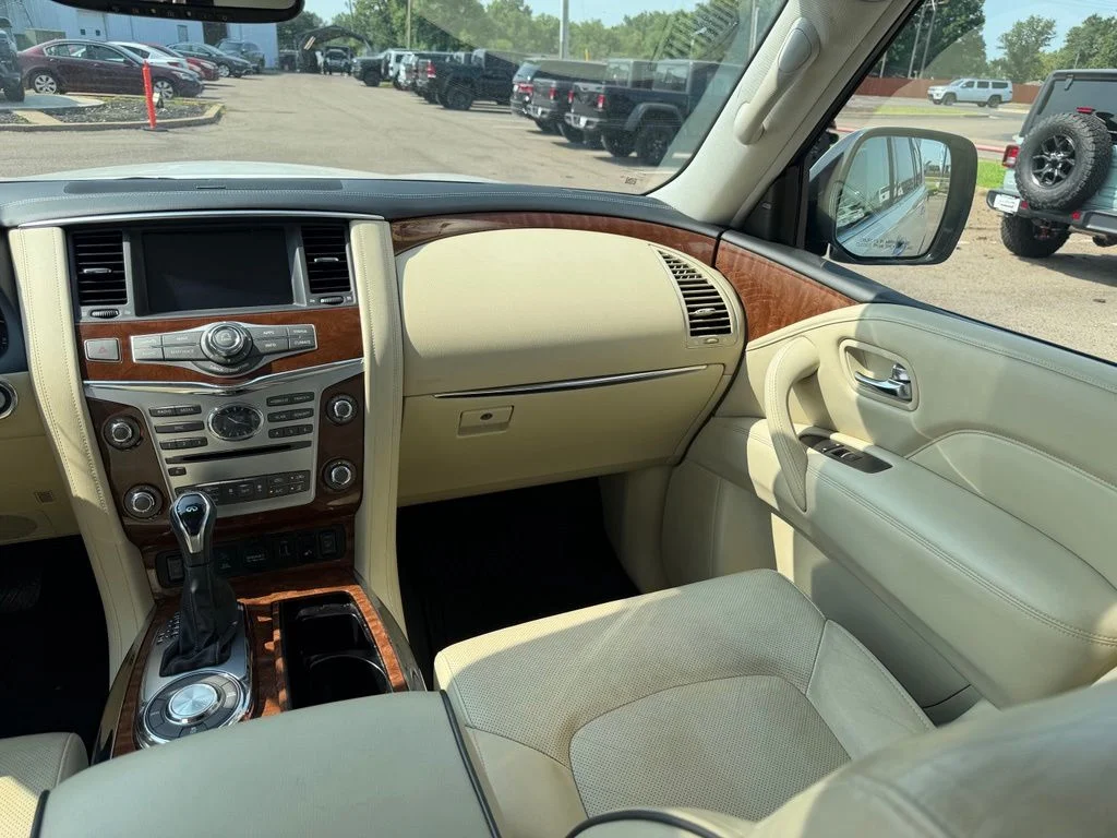 Used 2018 White INFINITI Base image 15